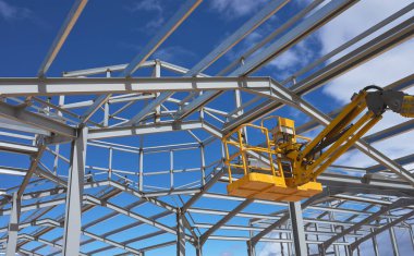 Metal bir yapının inşası için sarı bir yükseltme platformunun ayrıntıları