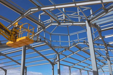 Metal bir yapının inşası için sarı bir yükseltme platformunun ayrıntıları