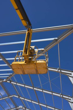 Metal bir yapının inşası için sarı bir yükseltme platformunun ayrıntıları