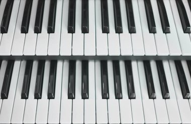 Klavye, konsol, kilisedeki bir organın pedalları.