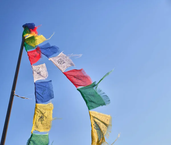 Λεπτομέρεια Ομάδας Βουδιστικών Θιβετιανών Σημαιών Προσευχής Στύλο Σημαίας Γαλάζιο Ουρανό — Φωτογραφία Αρχείου