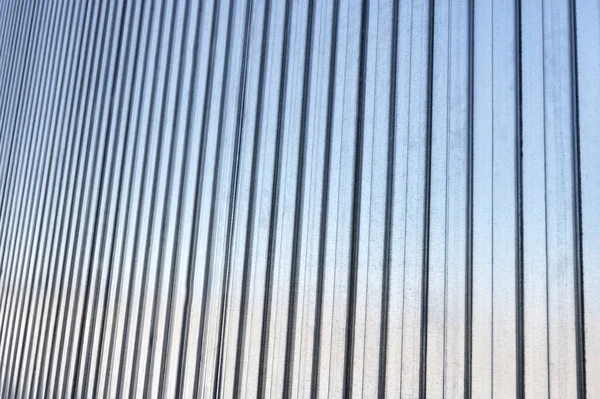 Gri kıvrımlı veya biçimlendirilmiş bir plakanın ayrıntıları