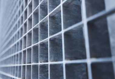 Dikdörtgen hücreli bir metalik yüzey detayı