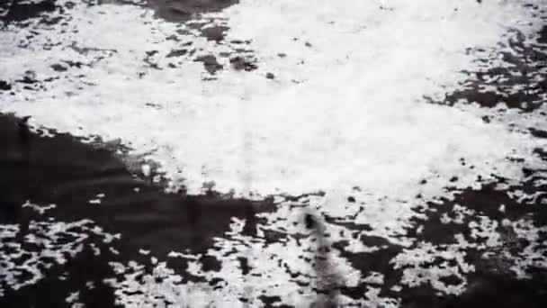 Αφρός στο ποτάμι νεφελώδης καιρός — Αρχείο Βίντεο