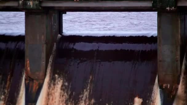 Wasserkraftwerk kleine Wasserfälle im Fluss — Stockvideo