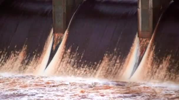 Wasserkraftwerk kleine Wasserfälle kl. — Stockvideo