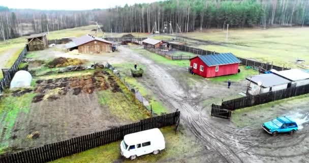 Drone filmant un 4x4 entrant dans une ferme — Video