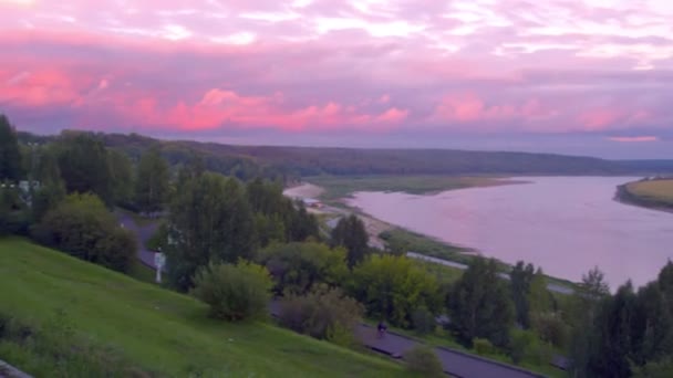 Panorama dalla riva del fiume al tramonto — Video Stock