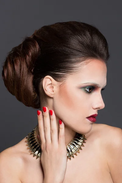 Close up portrait of beautiful brutal woman, studio shoot — Stock Photo, Image