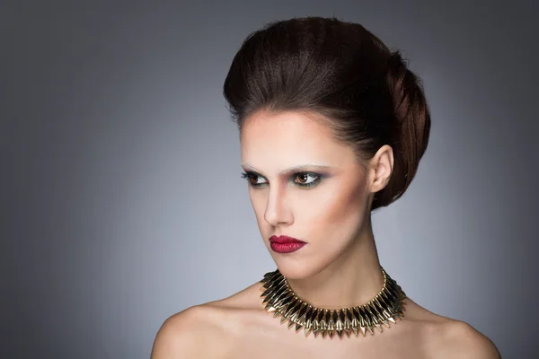 Mode skönhet närbild porträtt av vacker brutala kvinna, studio shoot — Stockfoto