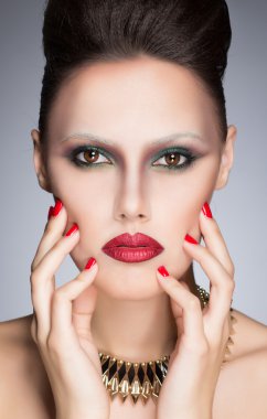 Güzellik moda model kız makyaj ile stüdyo yakın çekim ateş et.