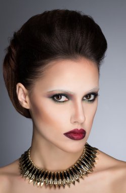 Güzellik moda model kız makyaj ile stüdyo yakın çekim ateş et.
