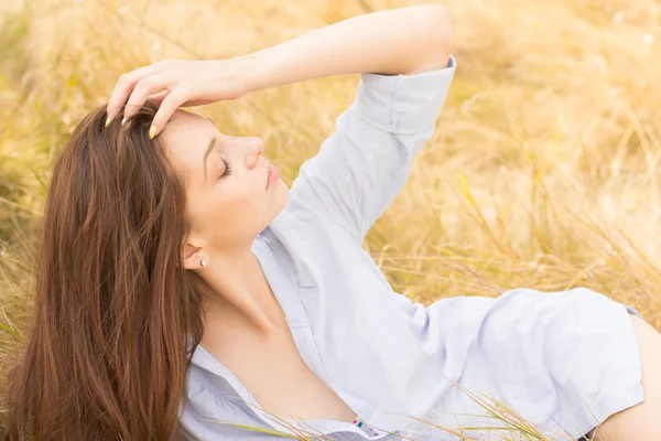 Summer Woman enjoying nature. Beautiful Young Woman Outdoors. Sunny day — Stock Photo, Image