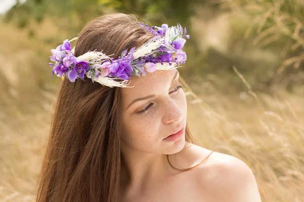 Eautiful woman with flower wreath. — Stock Photo, Image