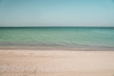 güneşli bir günde güzel bir plaj.