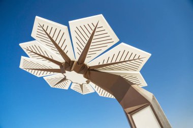 Dubai plajında şarj aletleri için güneş pili.