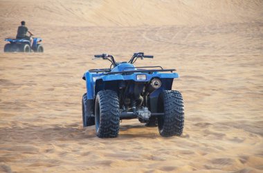 Arap kum tepeleri arasında güçlü modern ATV kumları. Dörtlü bisiklet, Dubai 'deki Rub al-Khali Çölü..