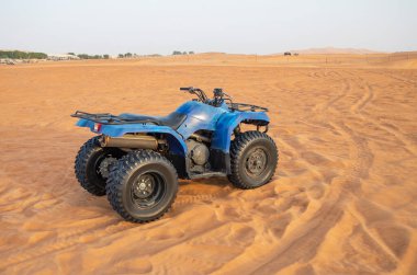 Arap kum tepeleri arasında güçlü modern ATV kumları. Dörtlü bisiklet, Dubai 'deki Rub al-Khali Çölü..