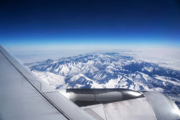 Vista Avião Montanhas Com Neve Asa — Fotografia de Stock