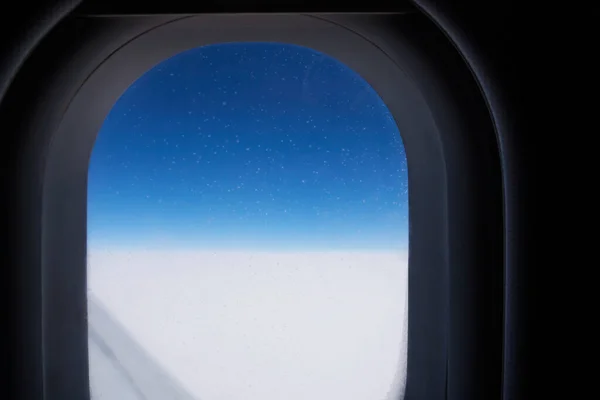 Janela Uma Aeronave Voo Fundo Escuro Céu Azul — Fotografia de Stock