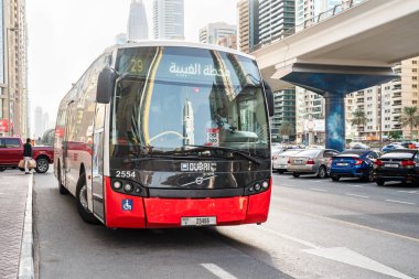 12 Kasım 2021, Dubai, BAE. Volvo otobüsü Dubai 'de bir otobüs güzergahında gidiyor..