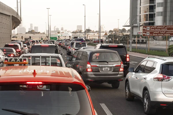 11 Kasım 2021. BAE, Dubai. Dubai 'de iş çıkış saati gün batımından iki saat önce.