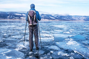 Turistler Norveç 'e donmuş gölde buz pateni yapmaya giderler. Baykal Gölü 'nün yeri. Rus 'un adı Bayes ya da Loft. Uzun mesafeler için özel uzun kaykay. Kayak botlarının altına monte ediyorum.