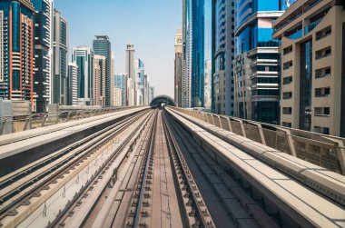 Dubai, Uae metro hattı boyunca modern gökdelenler.