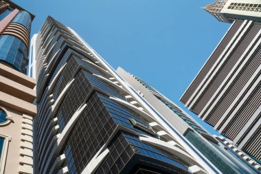 Gökdelenler. Yerden göğe doğru uzanan yüksek binalar.