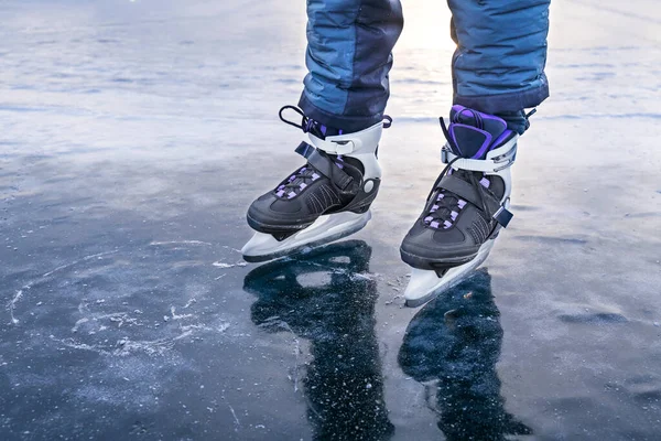 Patinage Sur Glace Amusant Sur Lac Gelé Par Une Journée — Photo