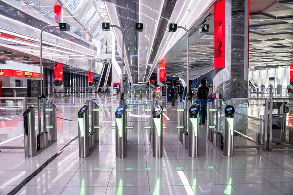 13 Kasım 2021 BAE, Dubai. Dubai metro istasyonunun girişinde turnikeler var.