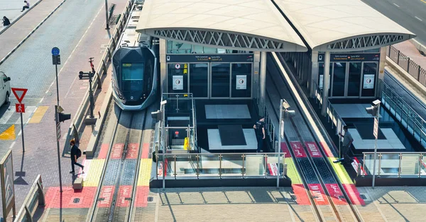 17 Kasım 2021 BAE, Dubai. Dubai 'deki tramvay istasyonu.