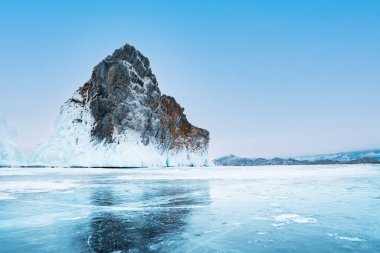 Donmuş Baykal Gölü, muhteşem bir kış manzarası. Buz seyahati ve aktif eğlence. Kopyalamak için boşluk.