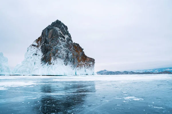 Bevroren Baikal Lake. Prachtig winterlandschap. IJsreizen en buitenactiviteiten — Stockfoto