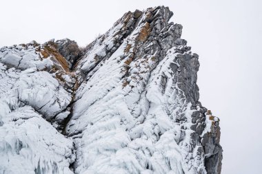 Gökyüzüne karşı dağda kar manzarası.
