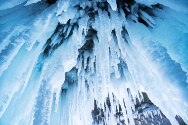 Kış boyunca Baykal Gölü 'ndeki buz mağarasında mavi donmuş su..