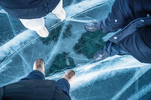 Низкая часть людей, стоящих на льду. — стоковое фото