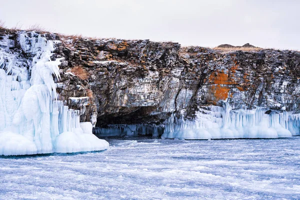 Grottoes on the winter coast of Lake Baikal — Stock Photo, Image