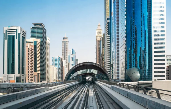 U-Bahn-Gleise in den Vereinigten Arabischen Emiraten. — Stockfoto