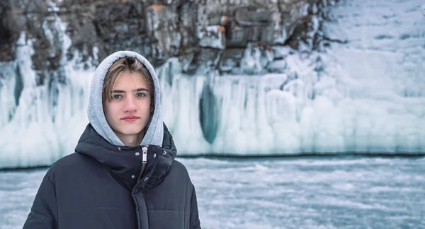 Fiatal mosolygós tinédzser fiú portréja télen a Bajkál-tavon. Álom, szabadság és utazási koncepció. — Stock Fotó