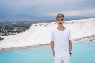 Pamukkale, Türkiye 'de 14-17 yaşlarındaki Kafkas gencin duygusal portresi.