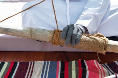 Arap adam geleneksel yöntemle kürek çekiyor. BAE. Dubai