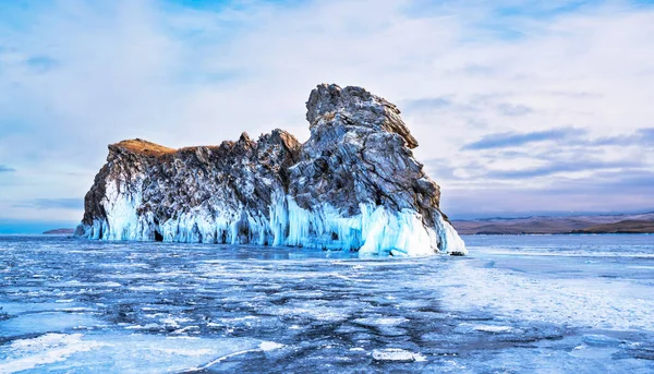 Fagyasztott Bajkál-tó. Csodálatos téli táj. Jégutazás és szabadtéri tevékenységek — Stock Fotó