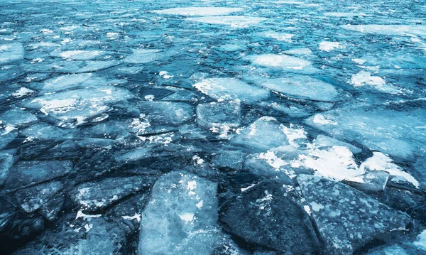Blauw oneffen ijs op het meer, abstracte natuurlijke achtergrond. — Stockfoto