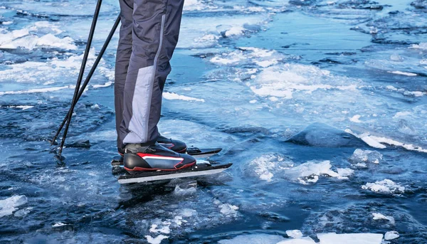Специальные длинные коньки для длинных погружений. Крепление для лыжных ботинок. Туристы катаются на коньках по замерзшему озеру Байкал. — стоковое фото