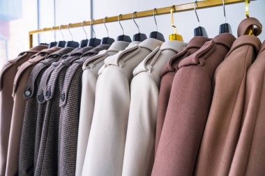 Satılık kadın montlarıyla elbise askısı.