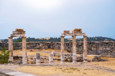 Türkiye 'nin güneybatısında Denizli yakınlarında yer alan ünlü Pamukkale kaplıcalarının tepesindeki antik Hierapolis kenti