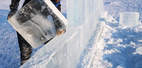 Scultore costruisce un muro da un blocco di ghiaccio sul lago Baikal. — Foto Stock