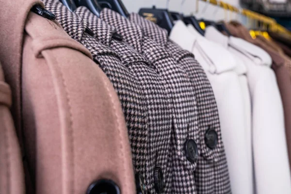 Κρεμάστρα ρούχων με γυναικεία χειμωνιάτικα παλτά προς πώληση Εικόνα Αρχείου