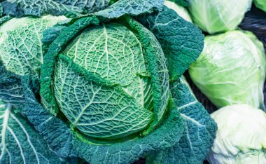 Tezgahta taze lahana var.